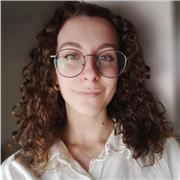 Profesora de psicología apta para todas las edades y niveles.